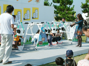 ちびっこ乳搾り大会の様子